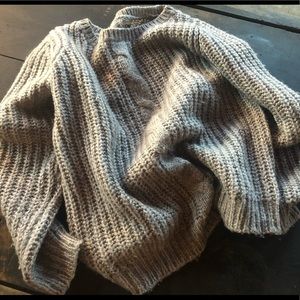 Gray center cable knit sweater speckled yarn